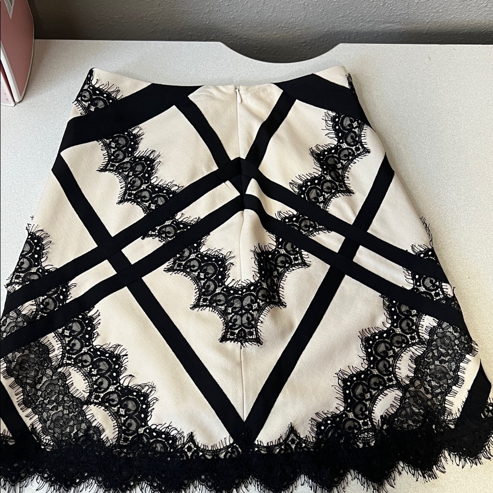 NANETTE LEPORE Elegant Black and White Lace Skirt - Picture 3 of 4
